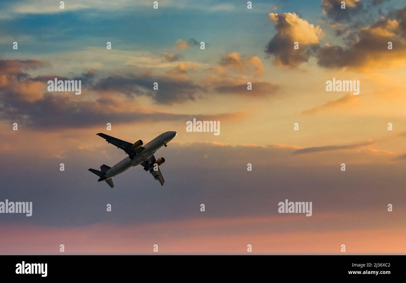Passagierflugzeug in den schönen Himmel - Flugreisen Stockfoto