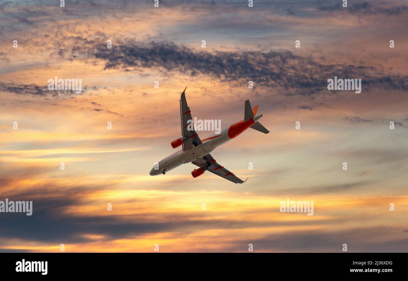 Passagierflugzeug in den schönen Himmel - Flugreisen Stockfoto