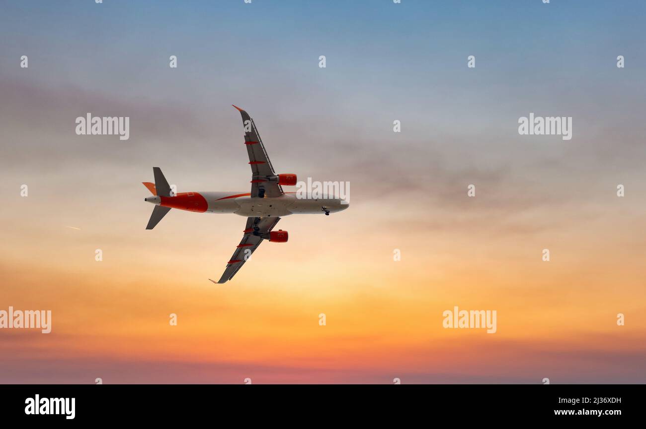 Passagierflugzeug in den schönen Himmel - Flugreisen Stockfoto