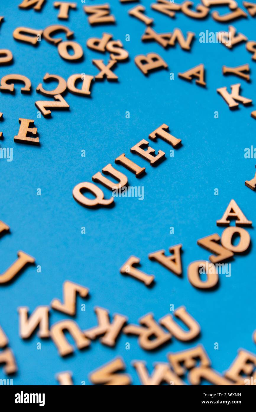 WORTSTILL aus Holzbuchstaben auf hellblauem Hintergrund. Motivationswörter Zitate Konzept. Inspirierender Satz Stockfoto