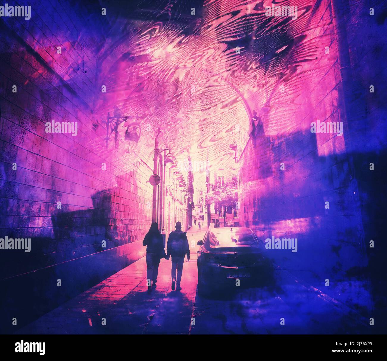 Ein Paar, das in einer Straße läuft. Stockfoto