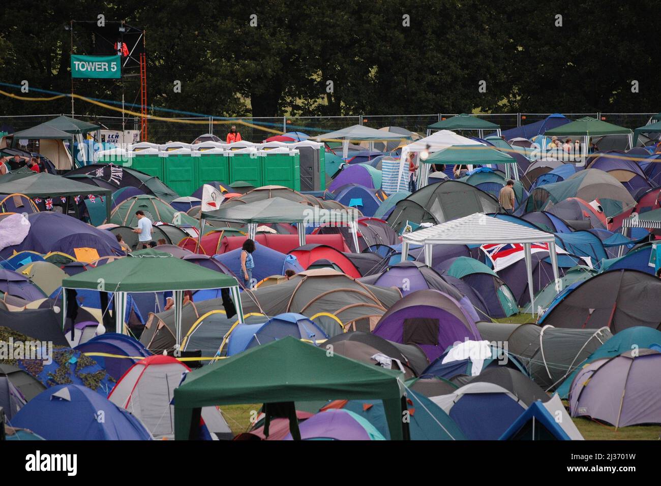 Crowds Camping auf dem V Festival, V2004, Hylands Park, Chelmsford, Essex, Großbritannien - 21. August 2004 Stockfoto