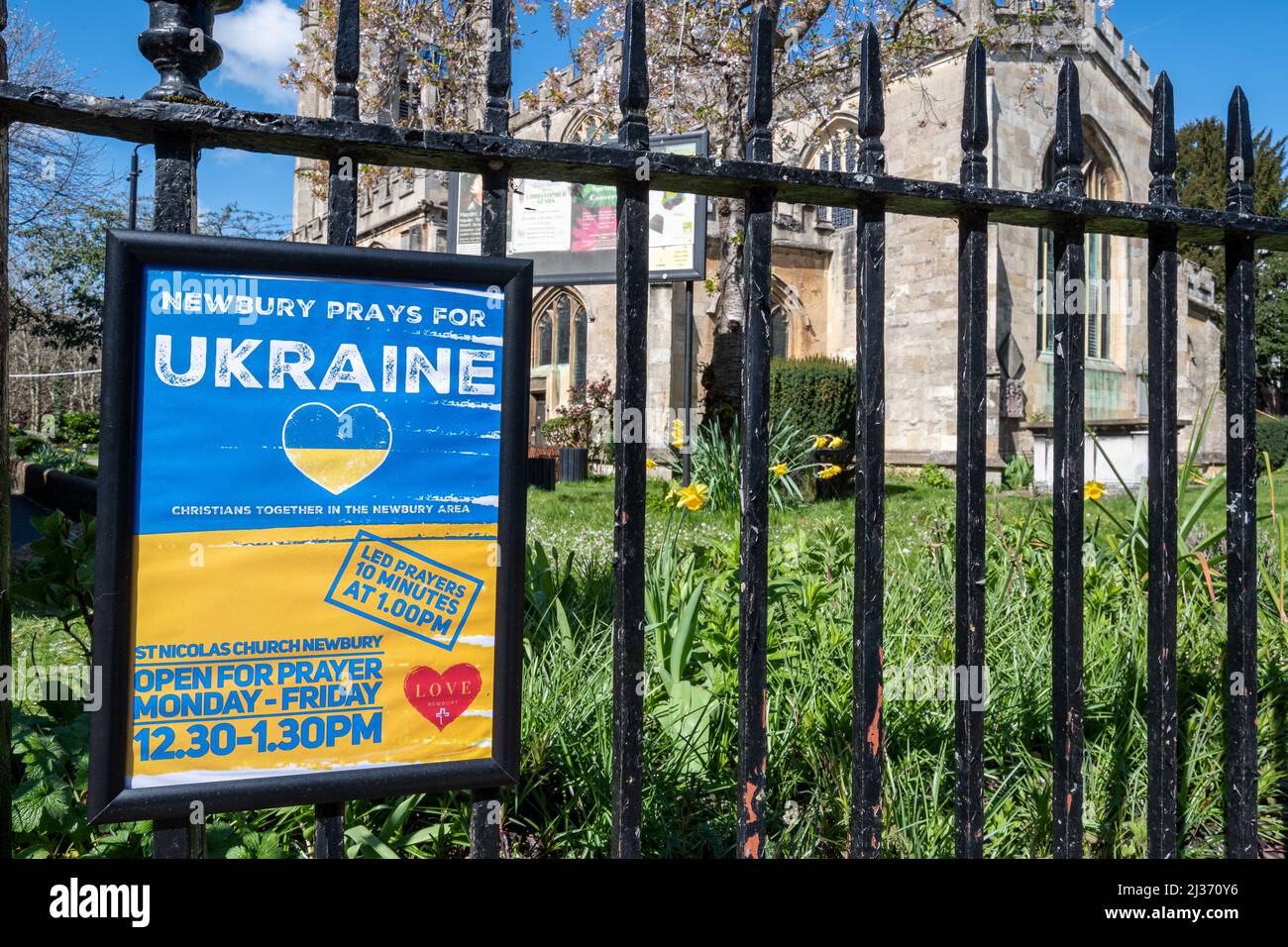 Hinweis vor einer Kirche über Newbury betet für die Ukraine, nach der russischen Invasion in der Ukraine im Jahr 2022, in der englischen Grafschaft, in Großbritannien Stockfoto