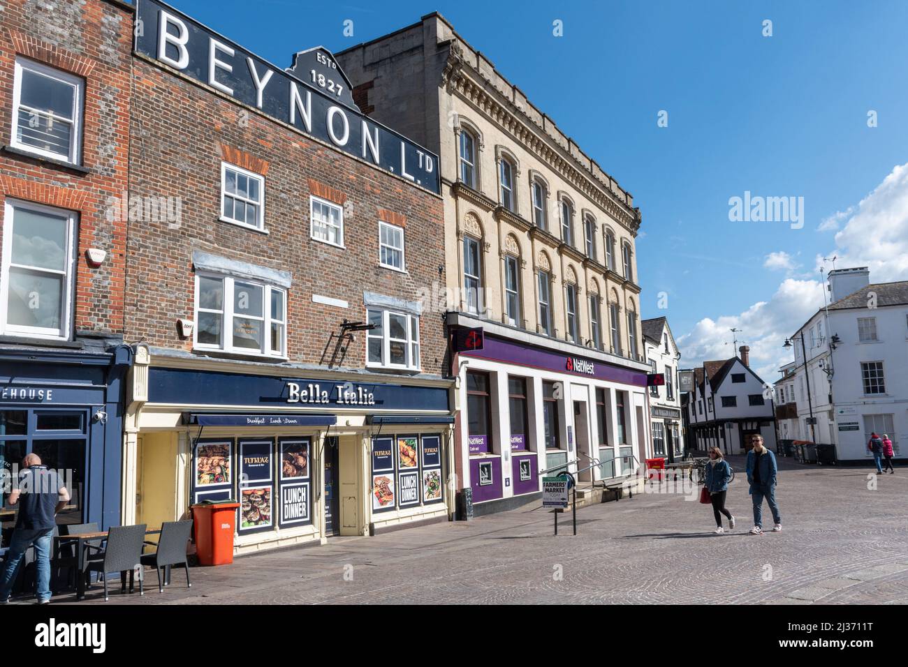 Historisches Gebäude von Beynon Ltd. In Newbury Market Place, Berkshire, England, Großbritannien, ehemaliger Draper-Laden, der 1827 gegründet wurde und heute ein italienisches Restaurant ist. Stockfoto