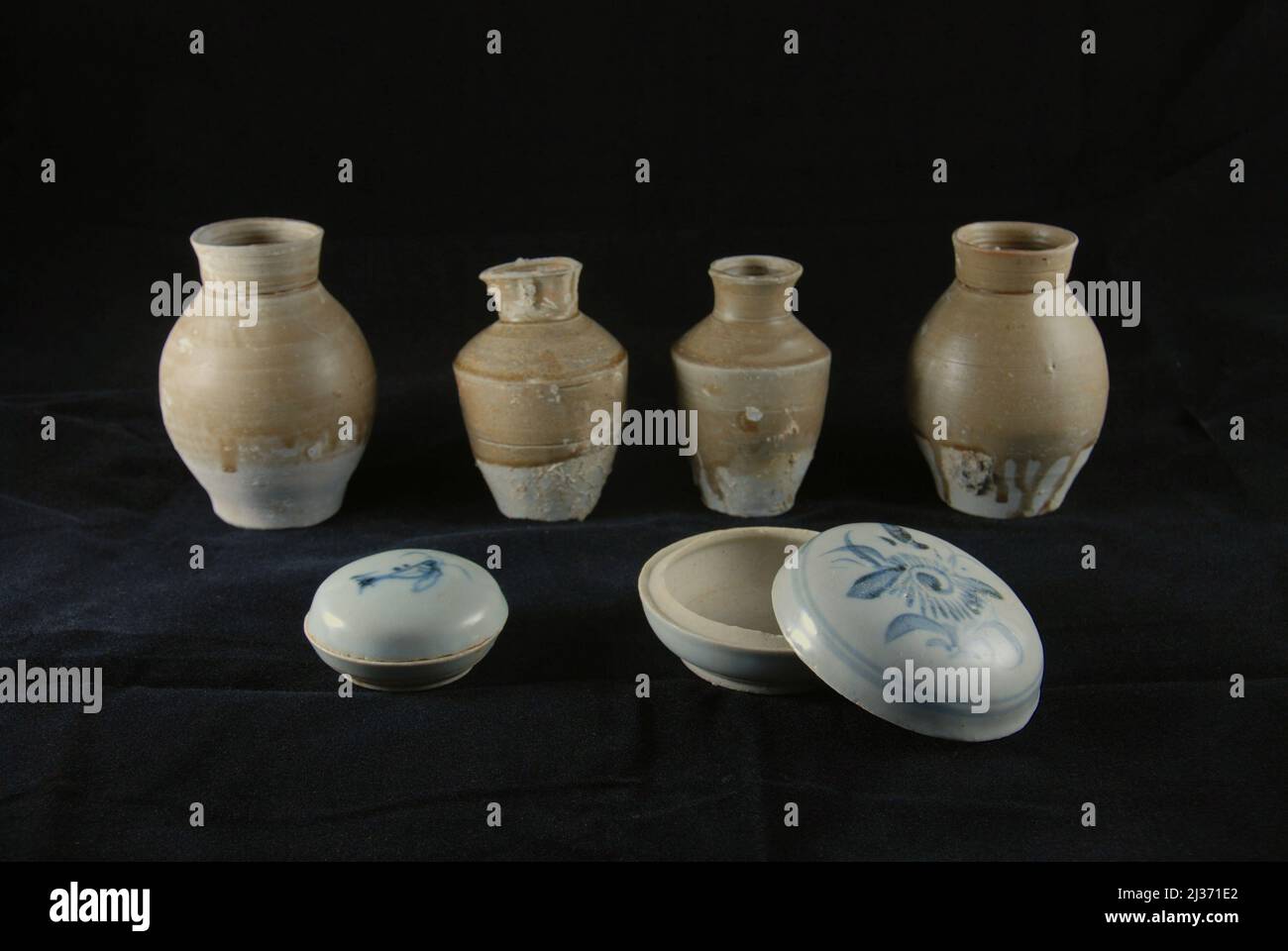 Chinesische Keramik, bekannt als 'Yue Ware', ungewässert aus dem 9.-10. Jahrhundert Schiffswrack von Cirebon, das 2003 in der Java-See nördlich von Cirebon, West-Java, Indonesien, gefunden wurde. Fotografiert am Direktorat für Unterwasserarchäologie, Indonesiens Ministerium für Kultur und Tourismus in Jakarta, Indonesien. Stockfoto