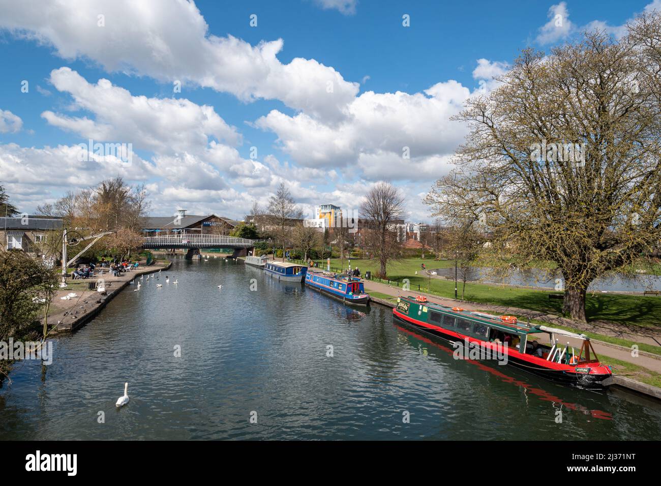 Kennet und Avon Canal in Newbury, in der englischen Grafschaft Bekshire, mit Kanalbooten an einem sonnigen Frühlingstag Stockfoto