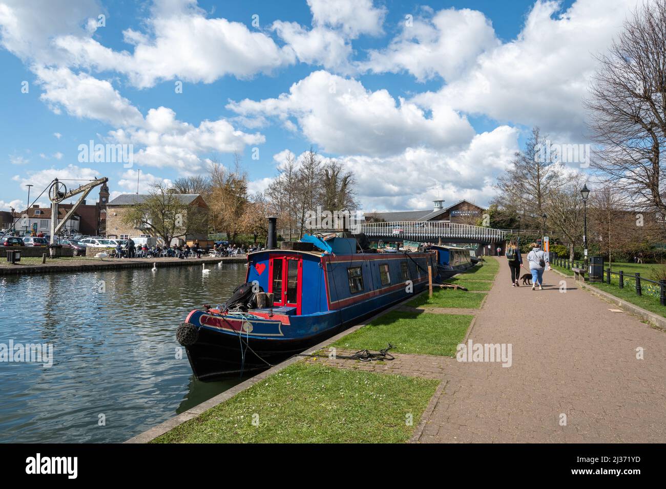 Kennet und Avon Canal in Newbury, in der englischen Grafschaft Bekshire, mit Kanalbooten an einem sonnigen Frühlingstag Stockfoto