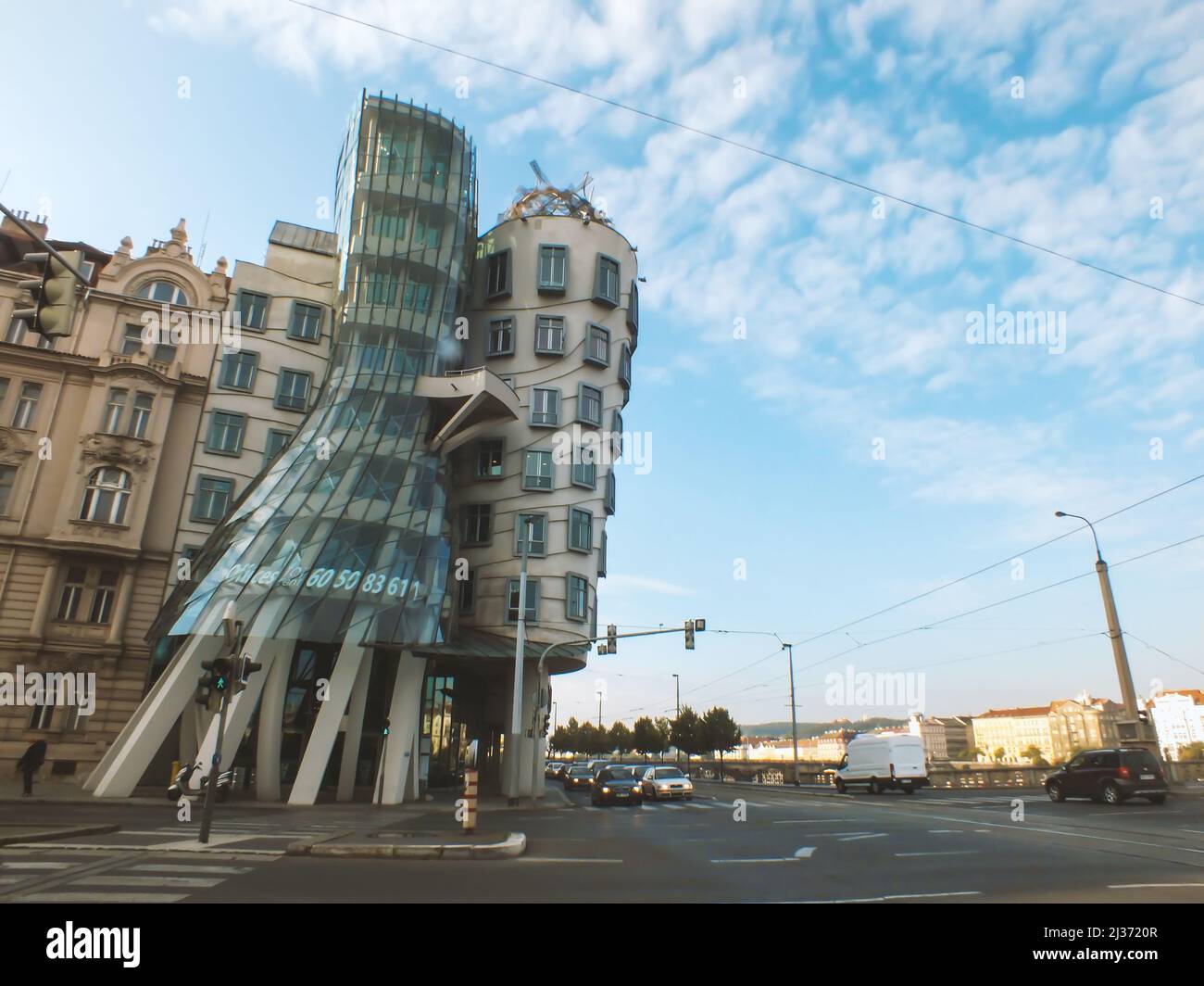 Prag, Tschechische Republik - Juni 13 2015: Tanzendes Haus in der Innenstadt von Prag, Tschechische Republik, berühmtes modernes Wahrzeichen, entworfen von Frank O. Gehry Stockfoto