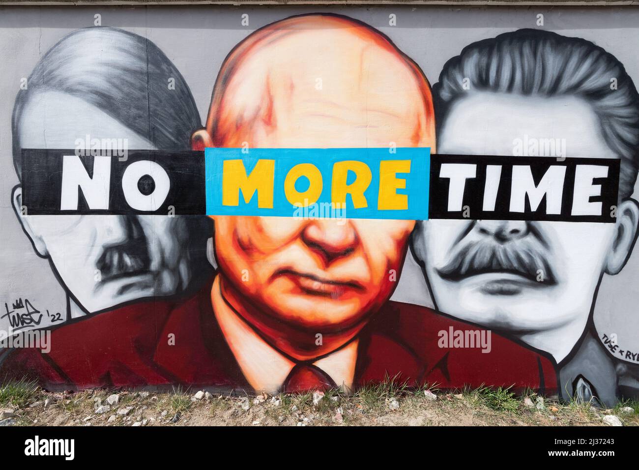 Adolf Hitler, Wladimir Putin und Joseph Stalin auf einem Antikriegsbild gegen die russische Invasion in der Ukraine. Danzig, Polen, April 5. 2022 © Wojciech Strozy Stockfoto