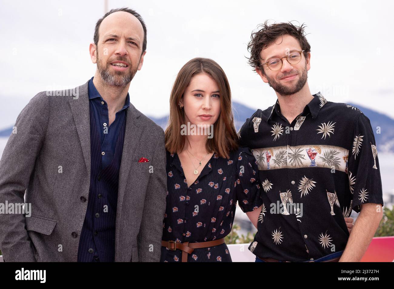 Cannes, Frankreich. Am 06. April 2022 nehmen Thomas Saignes, Liz Kingsman und Xavier Lacaille an der Fotoschau des Parlamentes während des Canneseries Festivals 5. Teil, das am 06. April 2022 in Cannes, Frankreich, stattfindet. Foto von David Niviere/ABACAPRESS.COM Stockfoto