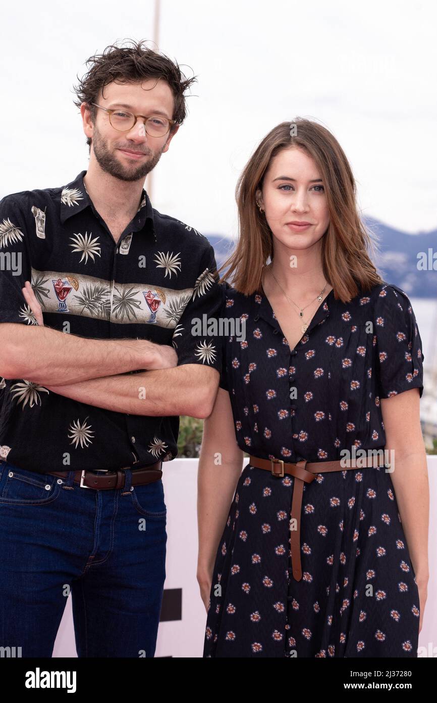 Cannes, Frankreich. Am 06. April 2022 nehmen Xavier Lacaille und Liz Kingsman am Fotokall des Parlement während des Canneseries Festivals 5. am 06. April 2022 in Cannes, Frankreich, Teil. Foto von David Niviere/ABACAPRESS.COM Stockfoto