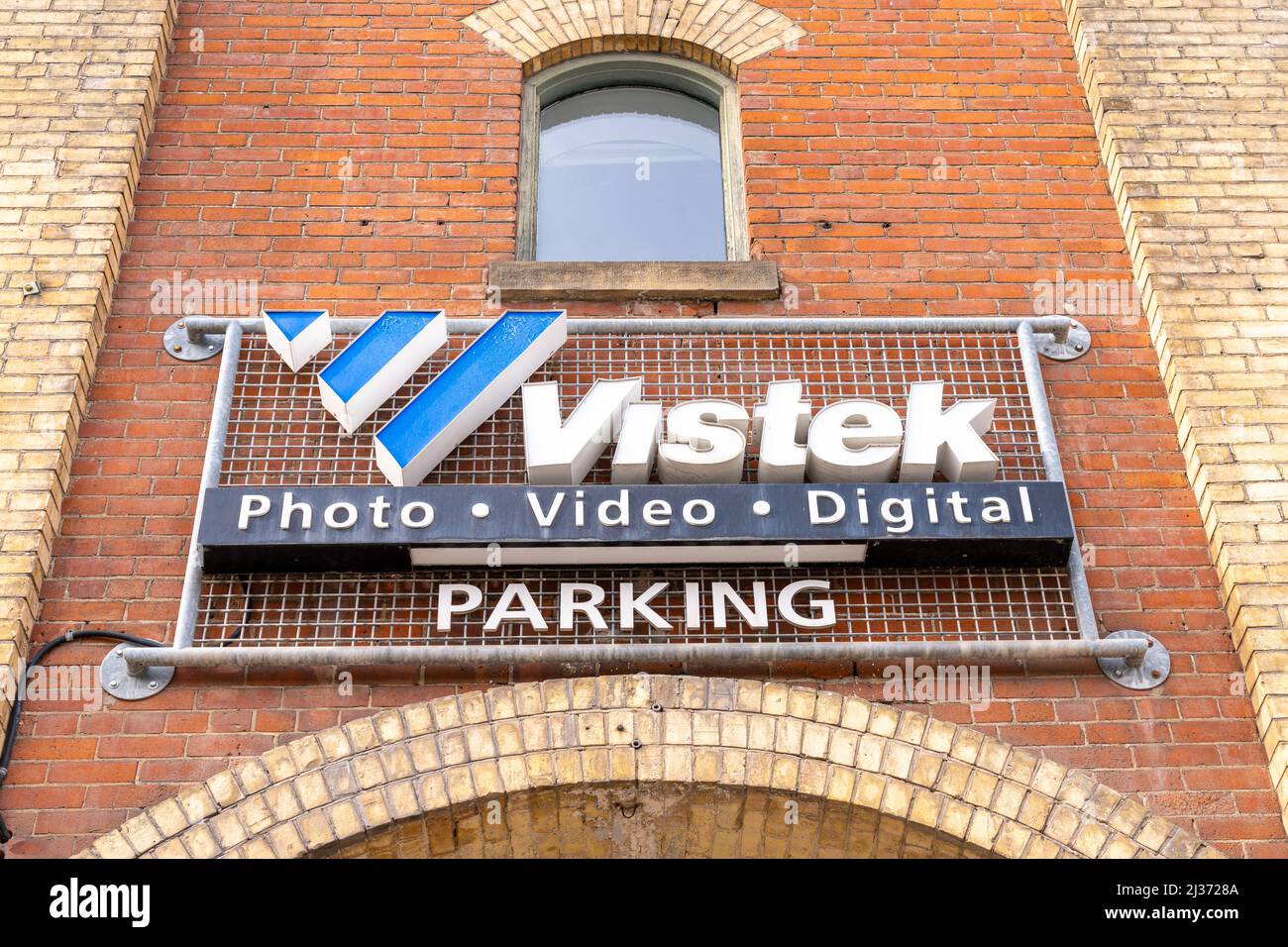 Schild-Logo des Vistek Foto- und Videolastes, der sich im Dominion Square Gebäude in Queen St. East befindet. Stockfoto