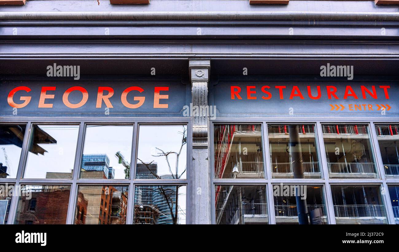 Eintrittsschild zum George Restaurant, das sich in der Queen St. East befindet. Der Geschäftsslogan lautet „Where the Chefs eat“. Stockfoto