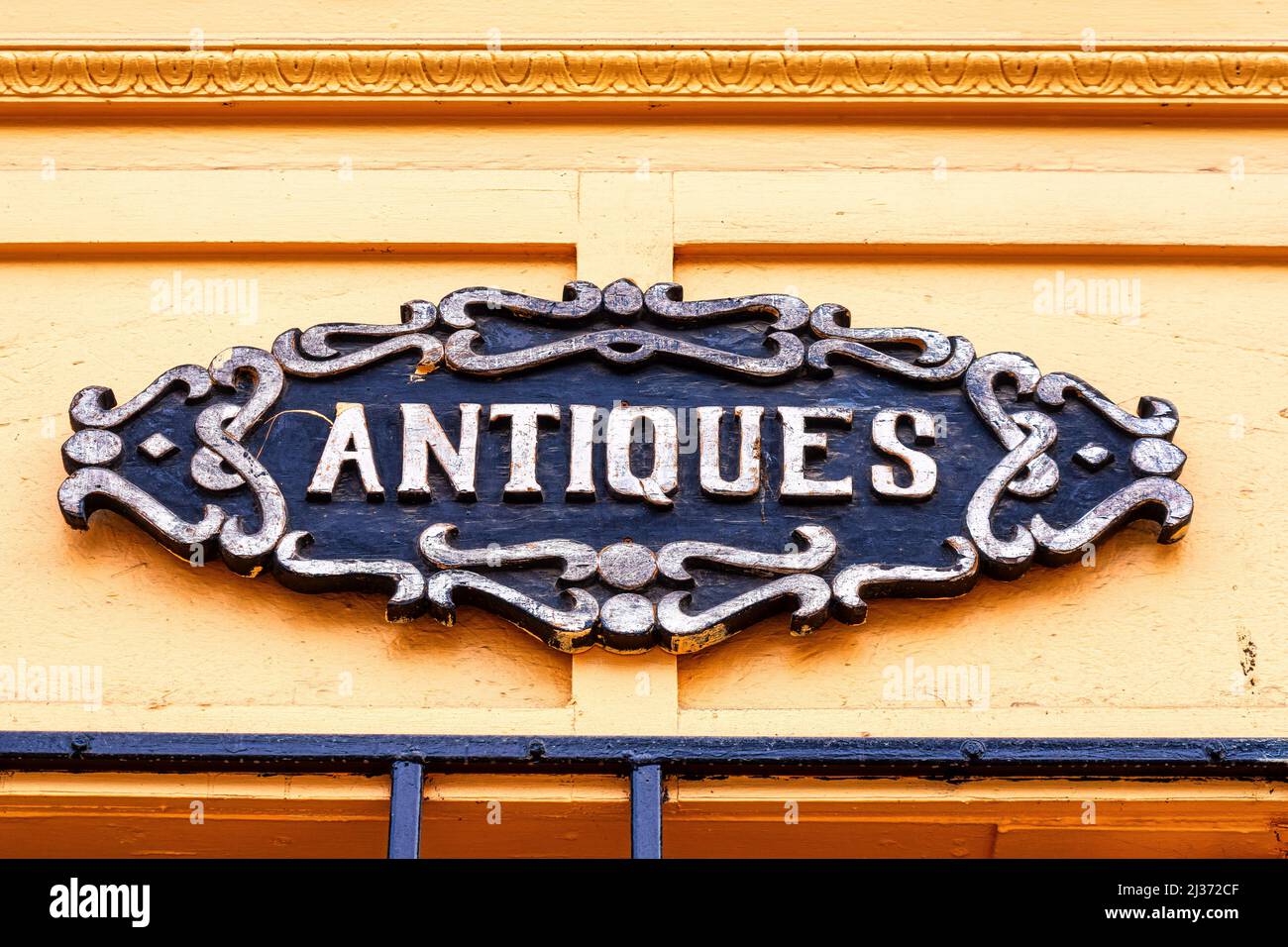Ein Holzschild mit der Aufschrift „Antiquitäten“ ist am Eingang eines Antiquitätenladens in Queen St. East zu sehen. Kleine Unternehmen wie diese sind in der berühmten üblich Stockfoto