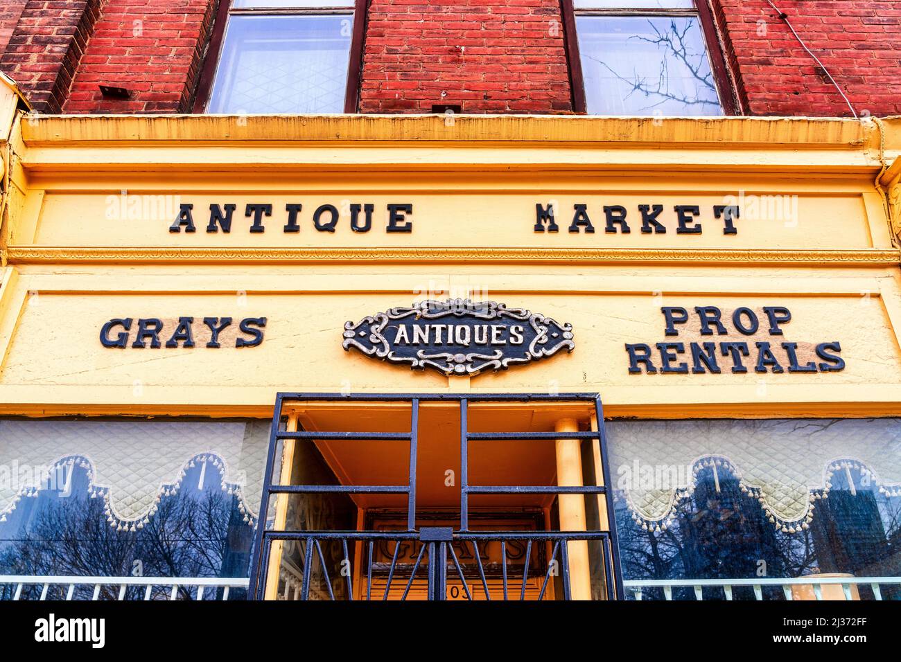 Fassade eines antiken Marktes in Queen St. East. Die niedrige Winkelansicht zeigt Text mit Grays, Antiques und Prop Rentals. Stockfoto Fassade eines antiken Marktes in Queen St. East. Die niedrige Winkelansicht zeigt Text mit Grays, Antiques und Prop Rentals. Stockfoto