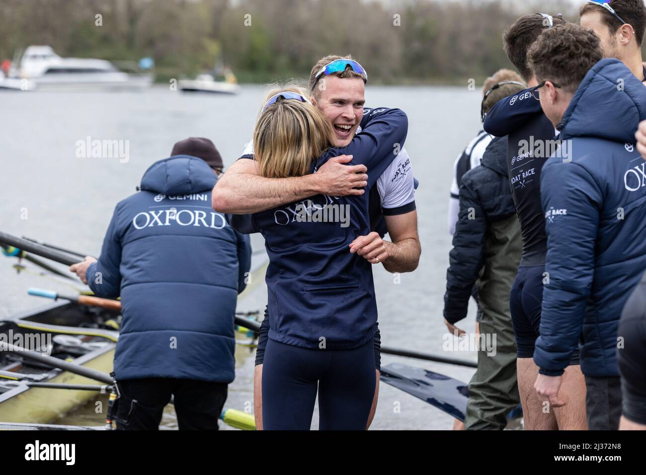 Oxford am Ziel des 167. Men's Oxford gegen Cambridge Gemini Boat Race 2022. Stockfoto