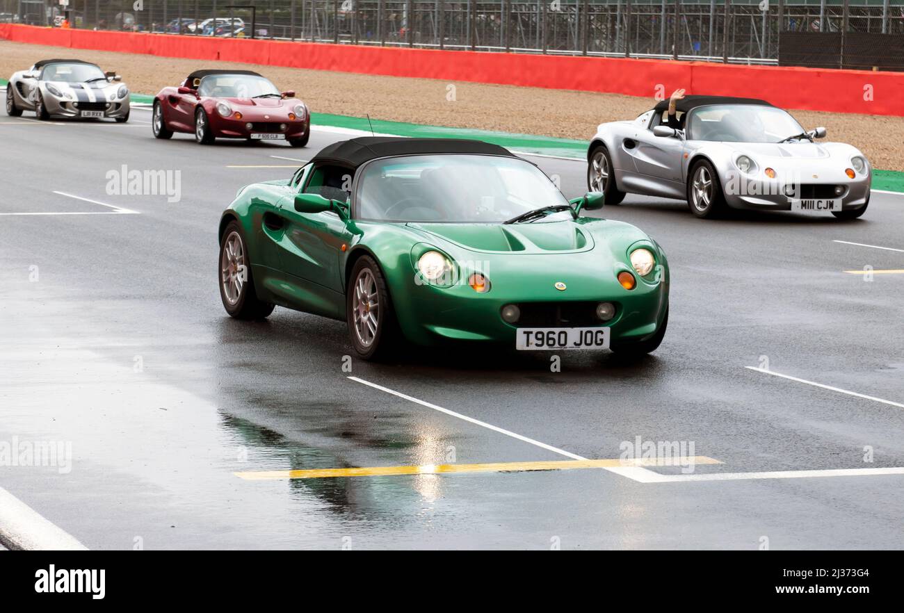 Eine Trackparade an der Hamilton Straight, die den 25. Jahrestag der Lotus Elise feiert, am Sonntag beim Silverstone Classic 2021 Stockfoto