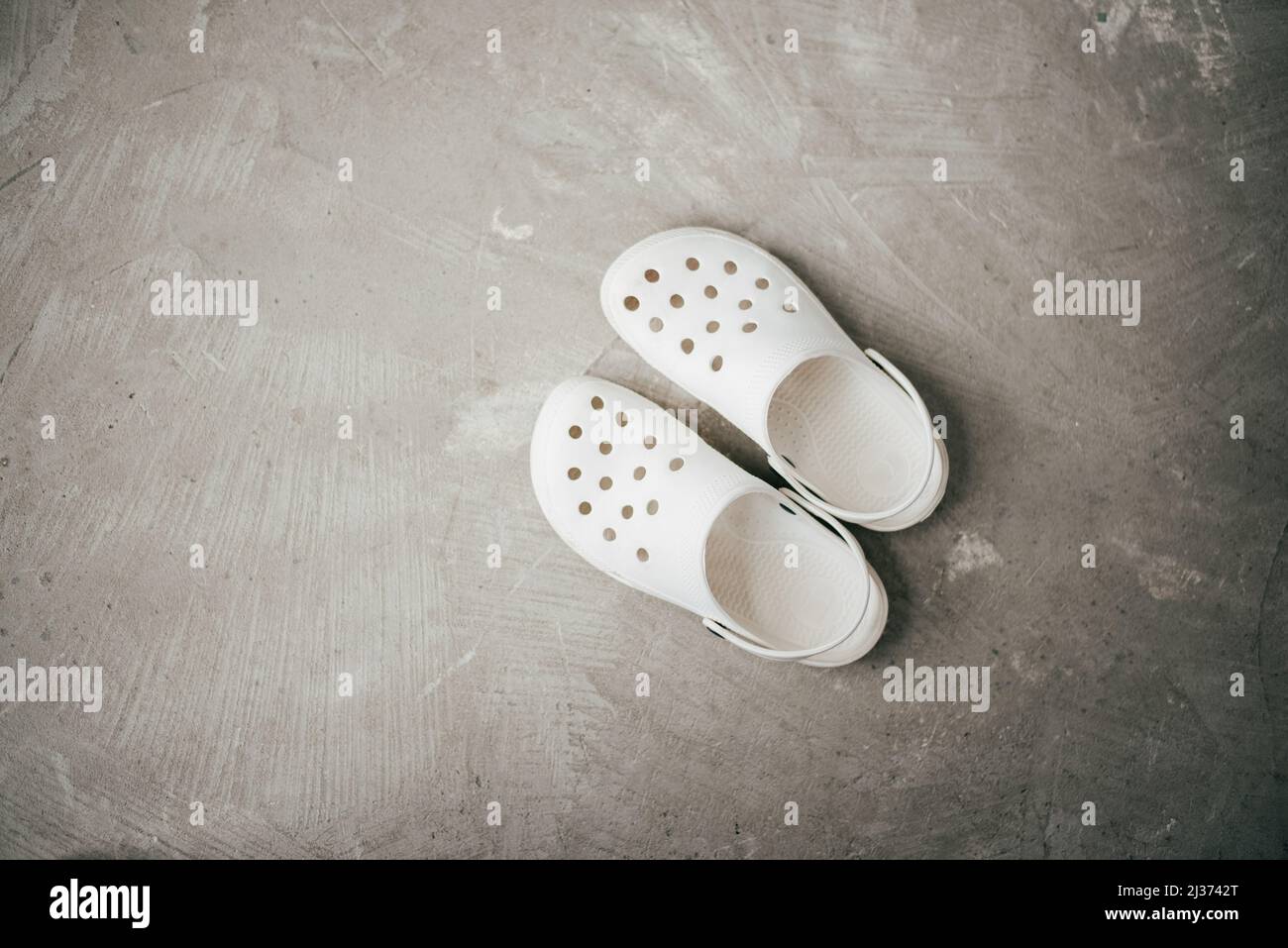 Flip-Flops aus Gummi auf Zement-Hintergrund Stockfoto