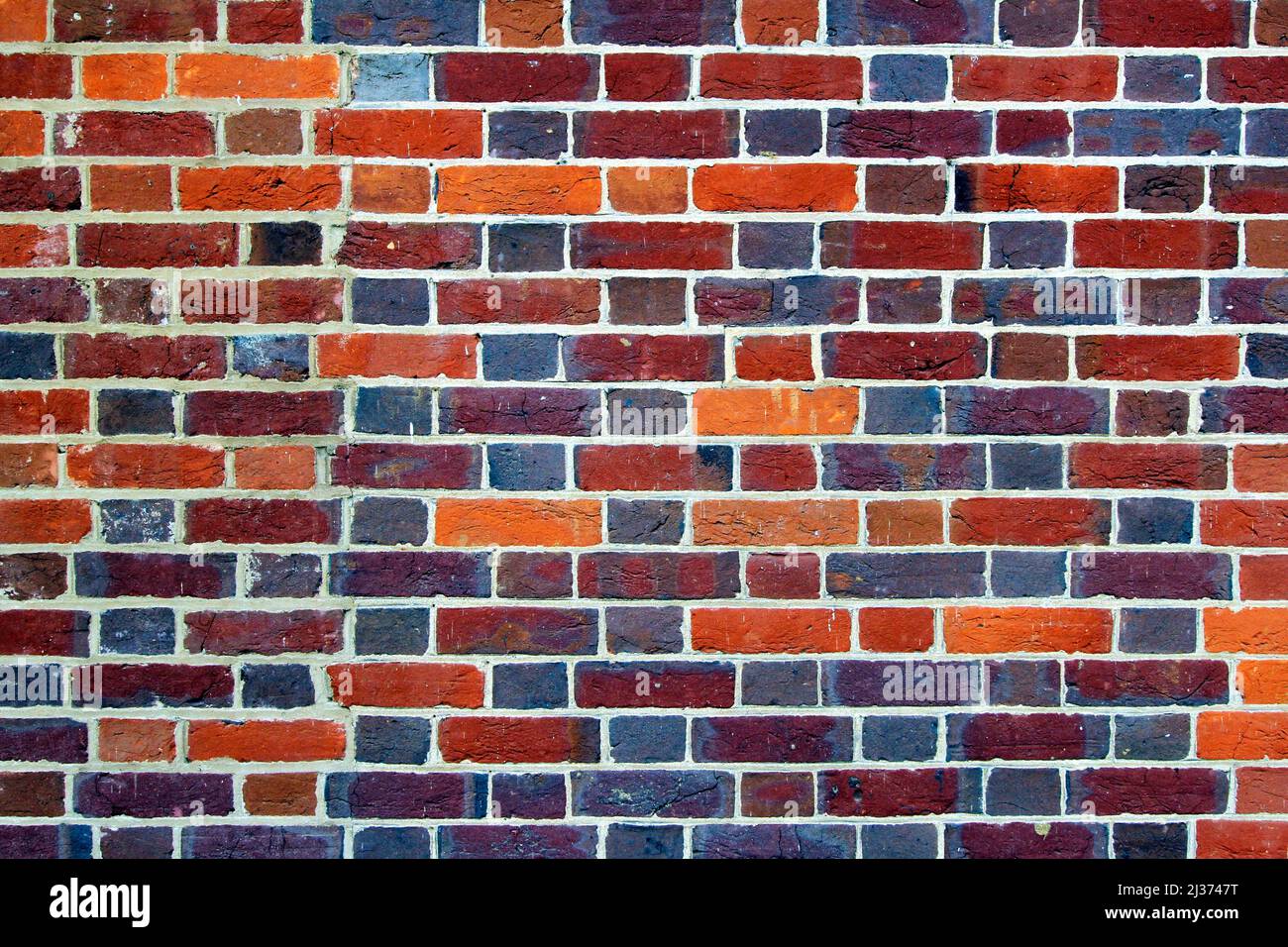 Nahaufnahme der Ziegelwand, rotes, oranges, blaues Mauerwerk Stockfoto