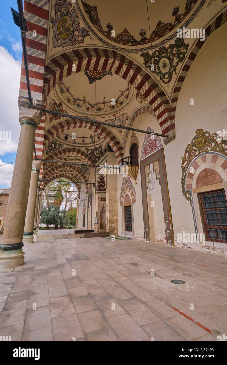Von außen, Blick auf die alte Sultan-Moschee. Mit bemalten Bögen. In Manisa, Türkei. Stockfoto