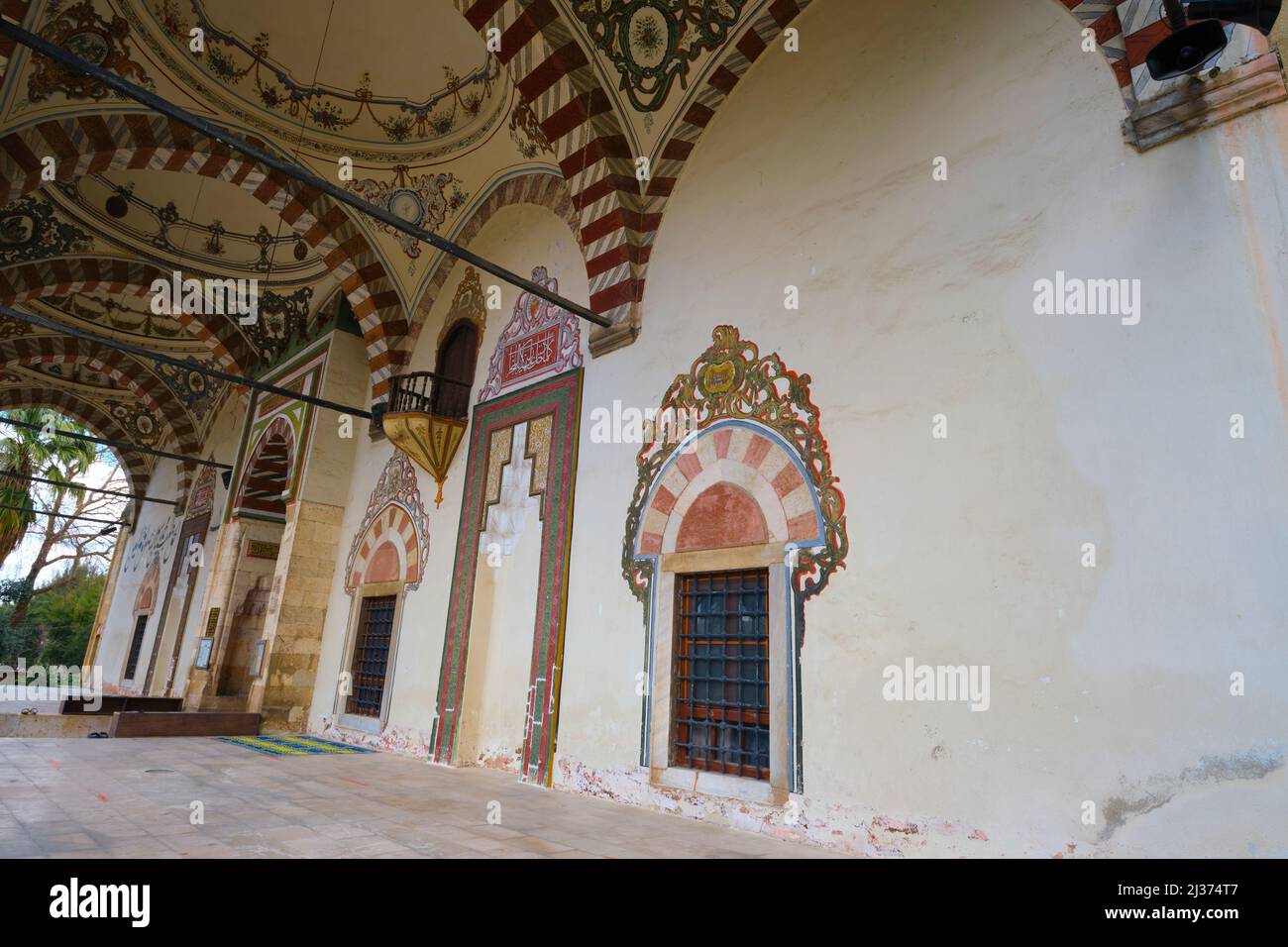Von außen, Blick auf die alte Sultan-Moschee. Mit bemalten Bögen. In Manisa, Türkei. Stockfoto