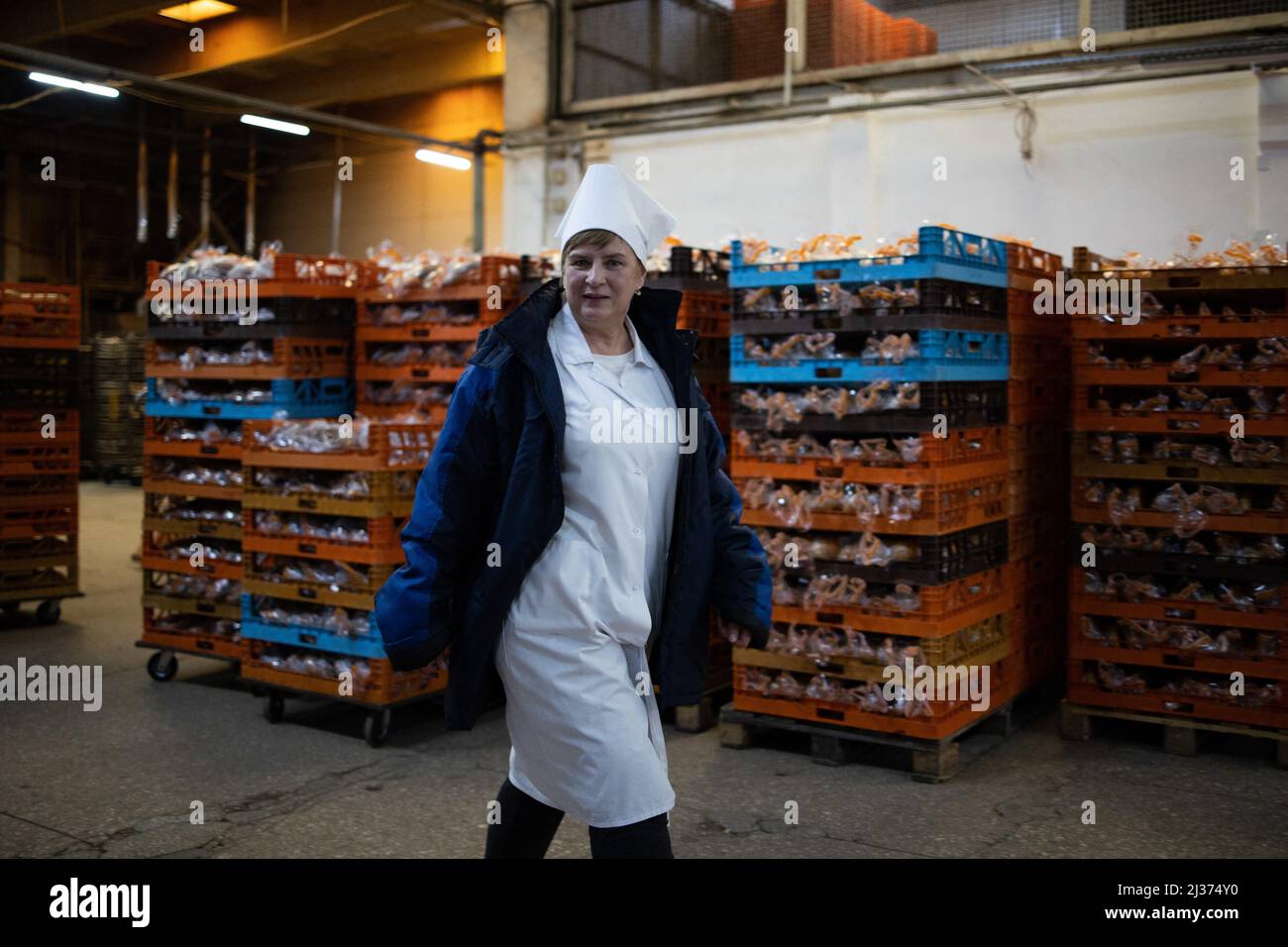 die vizepräsidentin der Bäckerei Natalia stellt die Bäckerei vor. Eine Bäckerei macht Brot im Obolon-Bezirk, während des Krieges stellen 49 Mitarbeiter, darunter Ukrainer, Russen und lybische Angestellte, am 28. März 2022 während der russischen Invasion der Ukraine in Kiew (Kiew) 120 Tonnen Brot pro Tag für die ukrainische Bevölkerung her. Foto von Raphael Lafargue/ABACAPRESS.COM Stockfoto