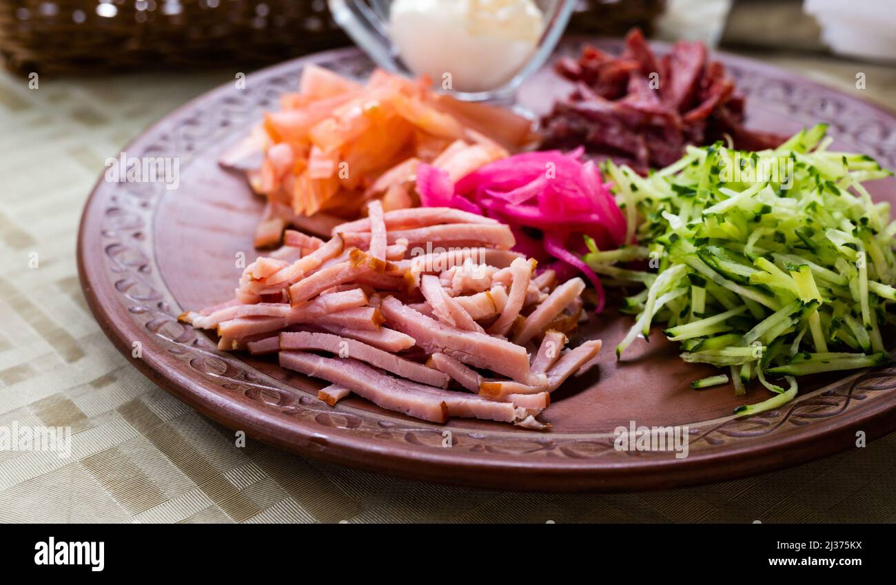 Traditioneller weißrussischer Salat aus Gemüse und Speck. Salat Paparats kvetka Stockfoto