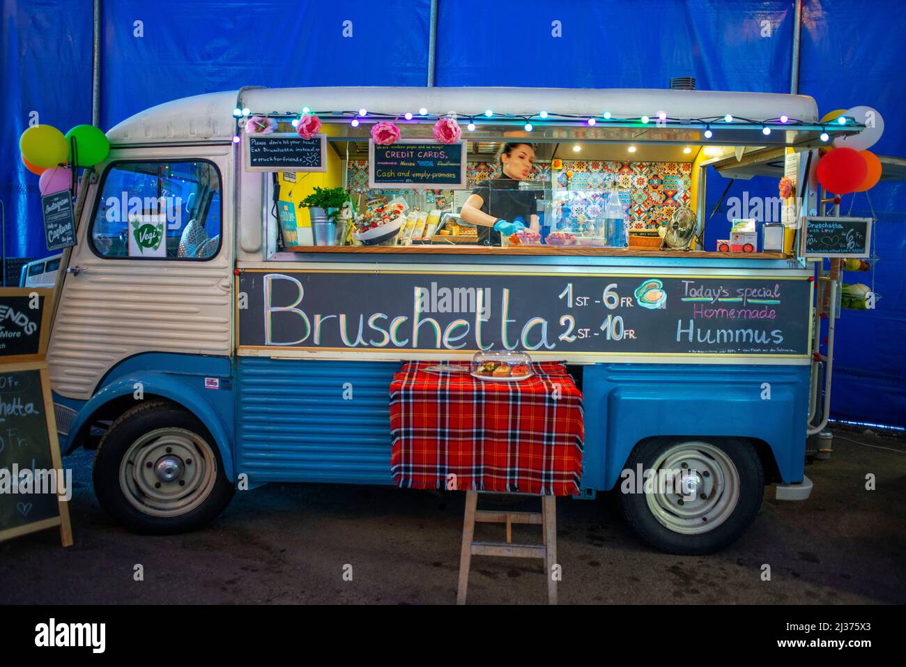 Food Truck beim Street Food Festival im Zürich Hauptbahnhof. Zürich Street Food Park im Hardturm Stadion, Zürich, Schweiz. Street Food Fest Stockfoto