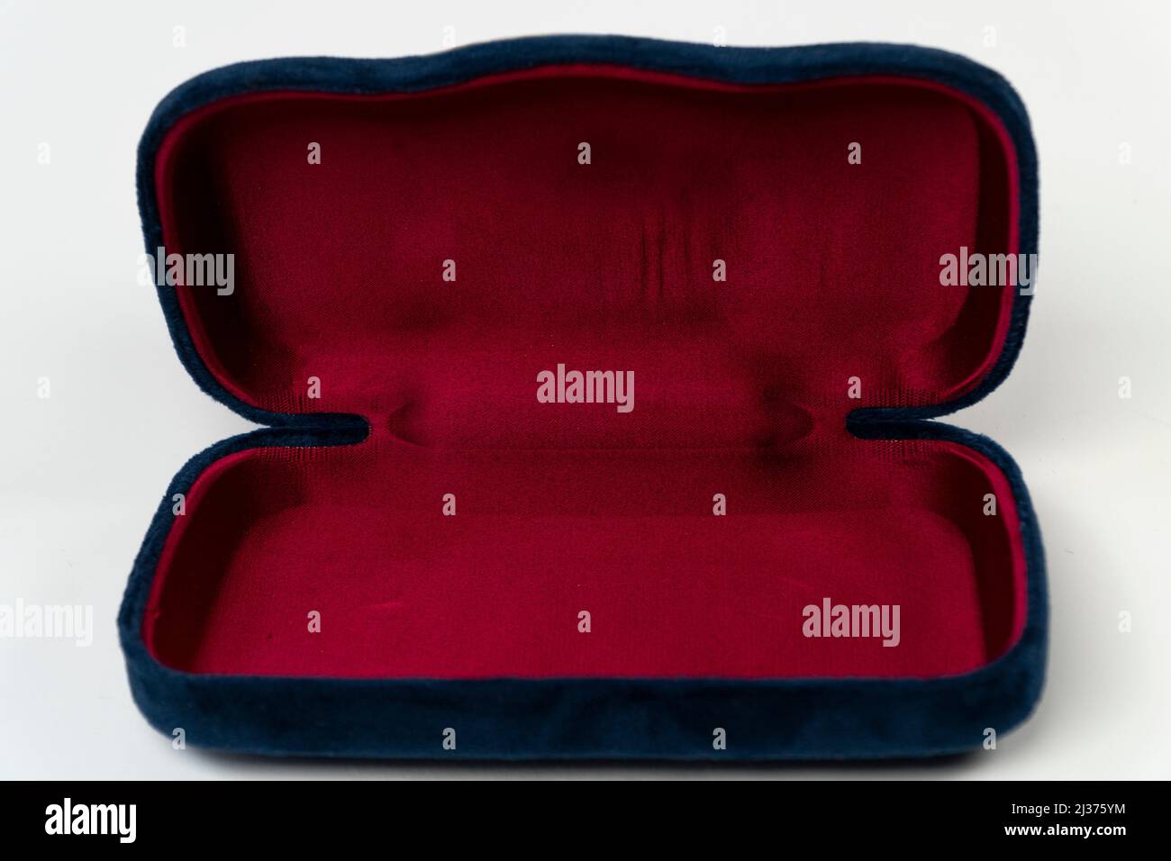 Blau rote Gläser Schmuck Samt Box isoliert auf weißem Hintergrund, consept roten Fall, Gläser Sonnenbrillen Tasche Vorderansicht Stockfoto