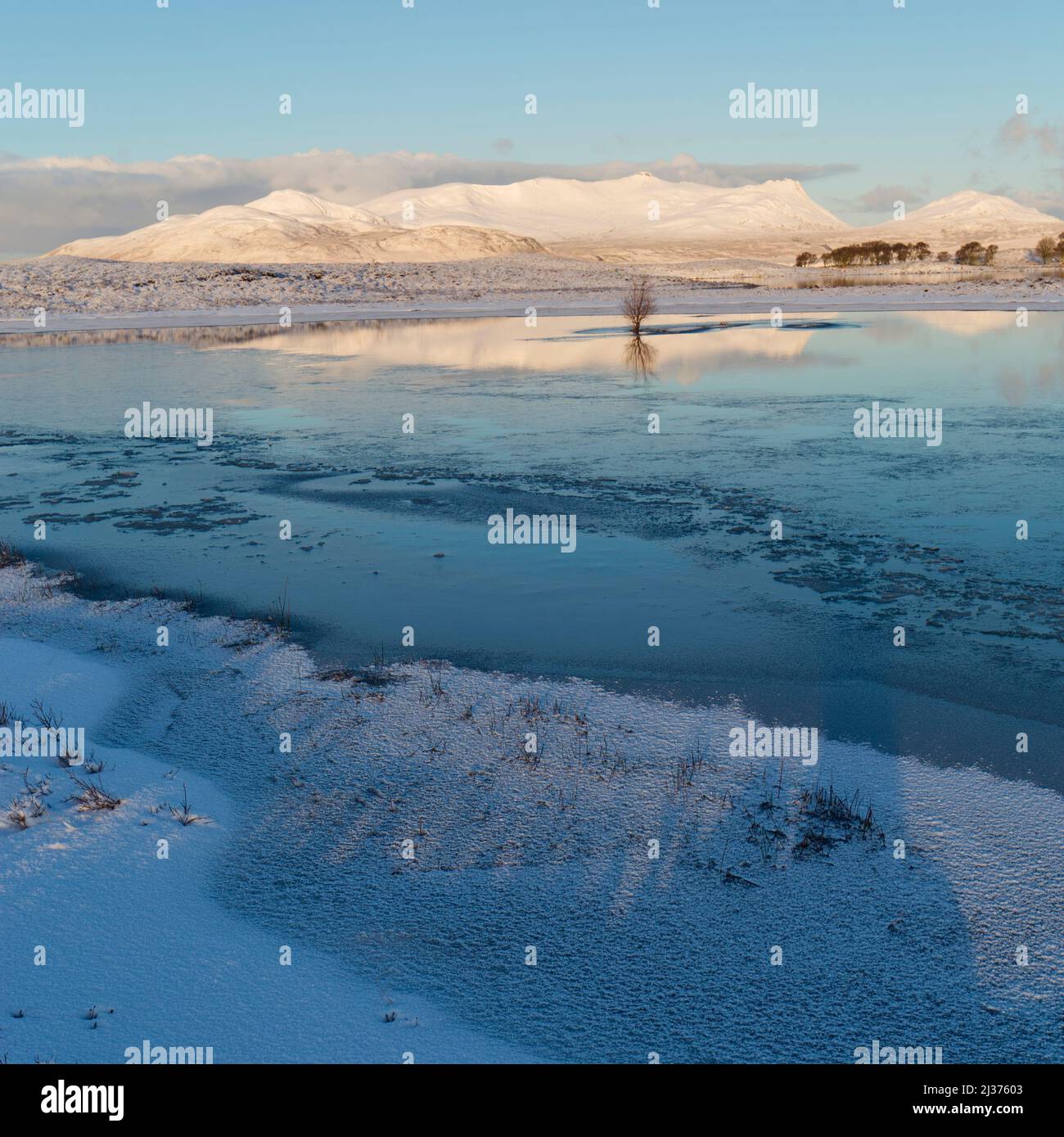 Ben Loyal und Loch Syre im Winter, Highland Scotland Stockfoto