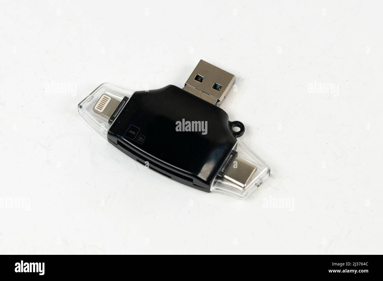 Micro-usb-Gerät auf weißem Hintergrund isoliert, Smartphone-Verbindungswerkzeug, schwarzes usb-Gerät, selektiver Fokus von oben Stockfoto
