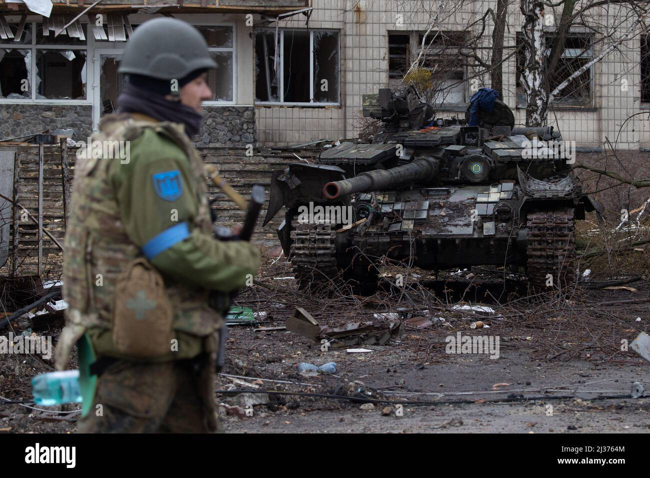 Ukrainische Soldaten gehen neben einem ukrainischen Panzer um die Brücke zwischen Irpin und Bucha, nachdem die ukrainische und russische Armee in Irpin zusammenprallte, während der russischen Invasion in der Ukraine, außerhalb von Kiew, Ukraine, am 2. April 2022. Foto von Raphael Lafargue/ABACAPRESS.COM Stockfoto