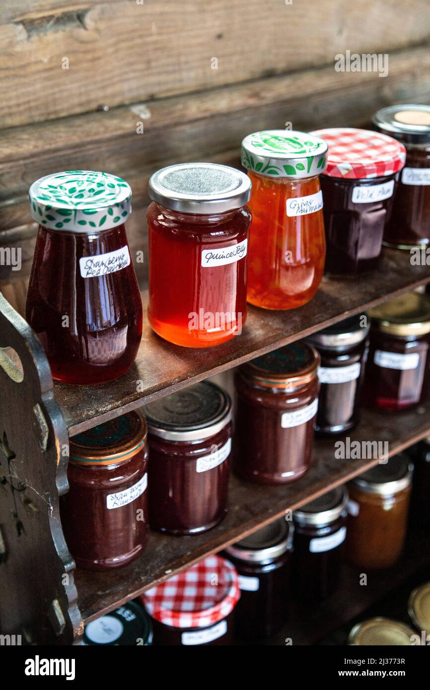 Hausgemachte Marmeladen und Konfitüren (Honesty Box auf der Veranda der St. Mary the Virgin Church in Great Wymondley, Hertfordshire, Großbritannien) Stockfoto