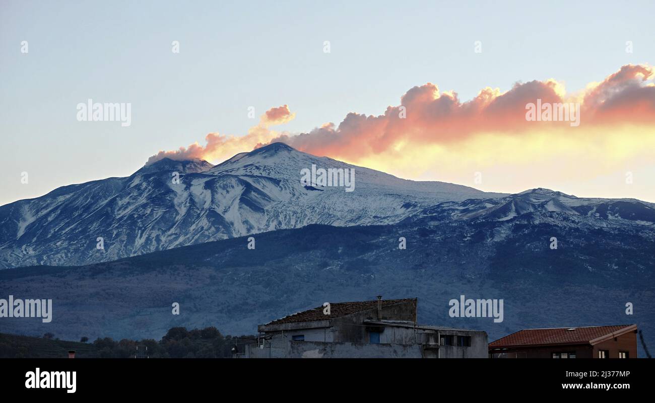 Sehen Sie den Winter-Ätna-Gipfel mit Rauch bei Sonnenuntergang, Sizilien Stockfoto