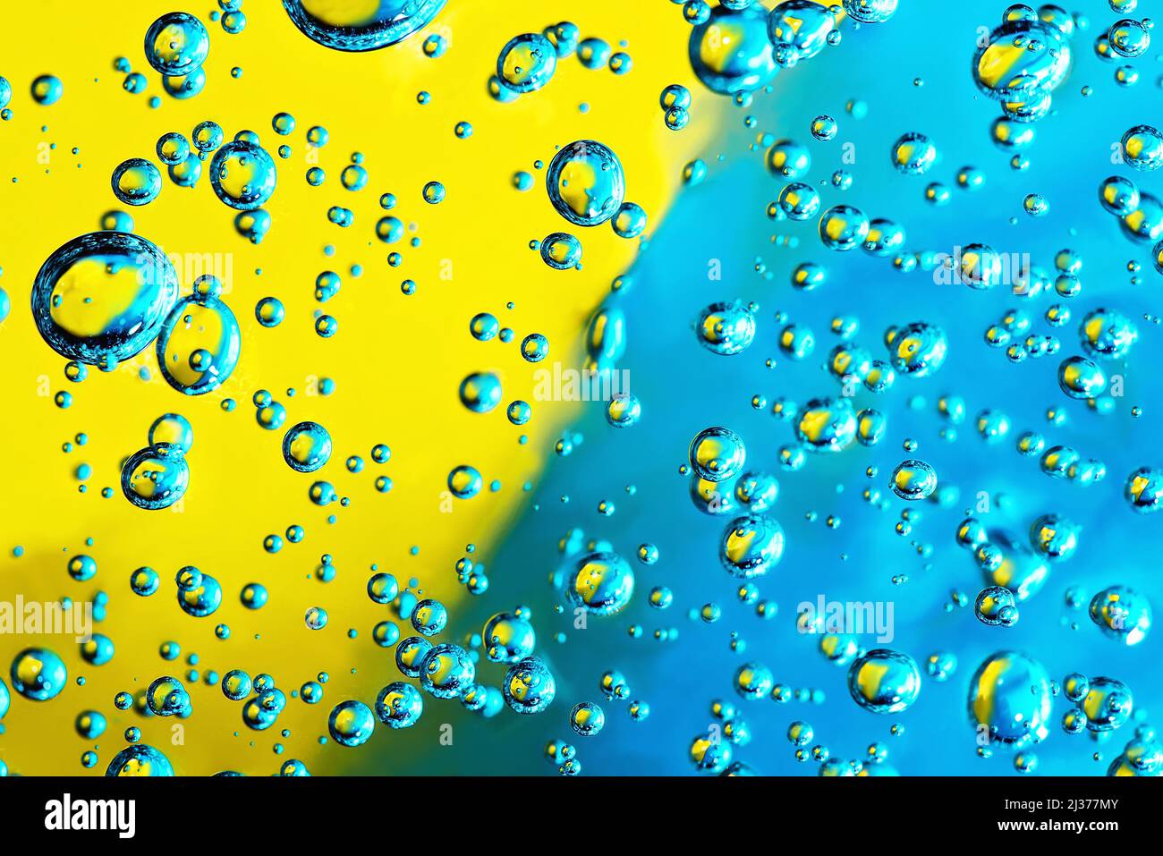 Nahaufnahme Makro Aloe Vera Gel kosmetische Textur gelb und blau  Hintergrund mit Blasen. Zitronengras Gel Hautpflegeprodukt. Antibakterielle  Flssigkeit mit Aloe Stockfotografie - Alamy