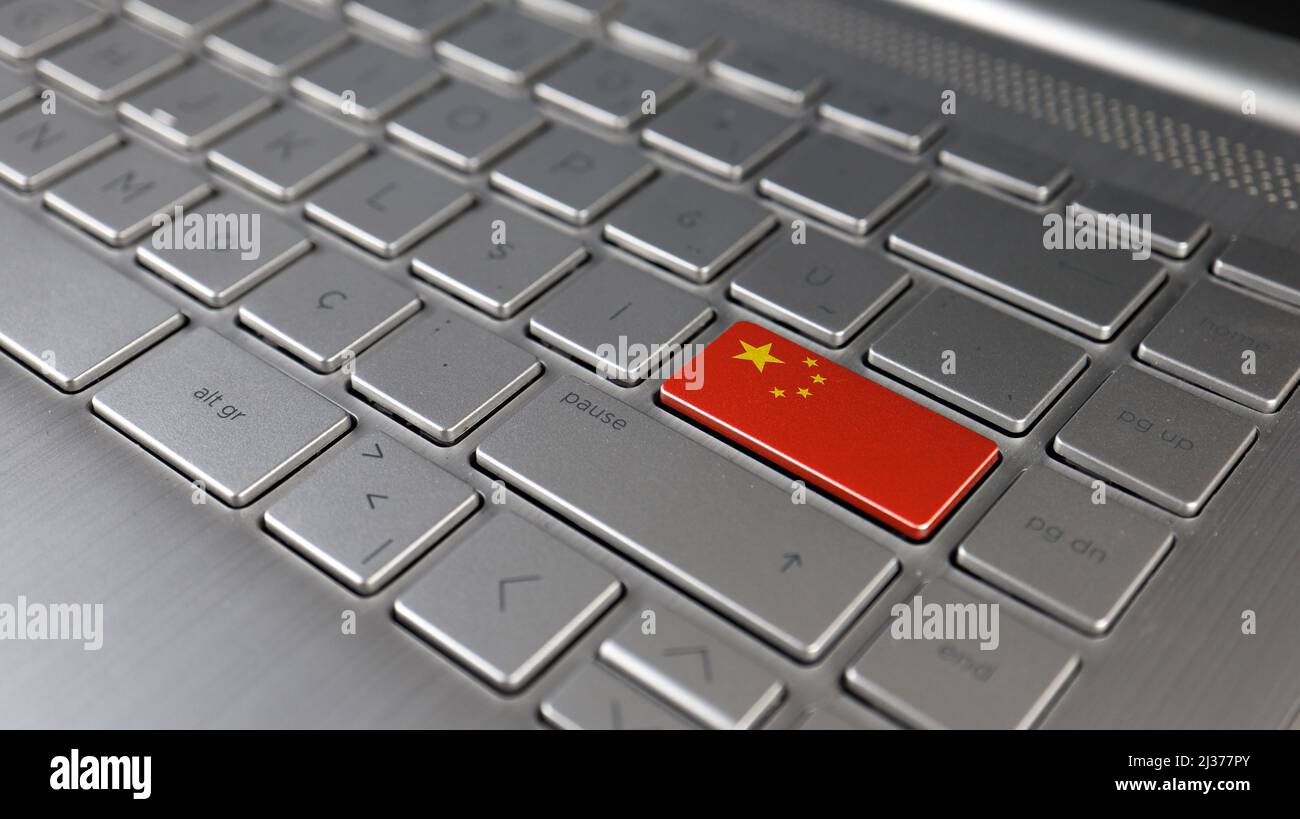 Tastatur mit China-Flagge auf der ENTER-Taste, stellt Cyber-Angriff von China, Metapher des Lernens der chinesischen Sprache Stockfoto