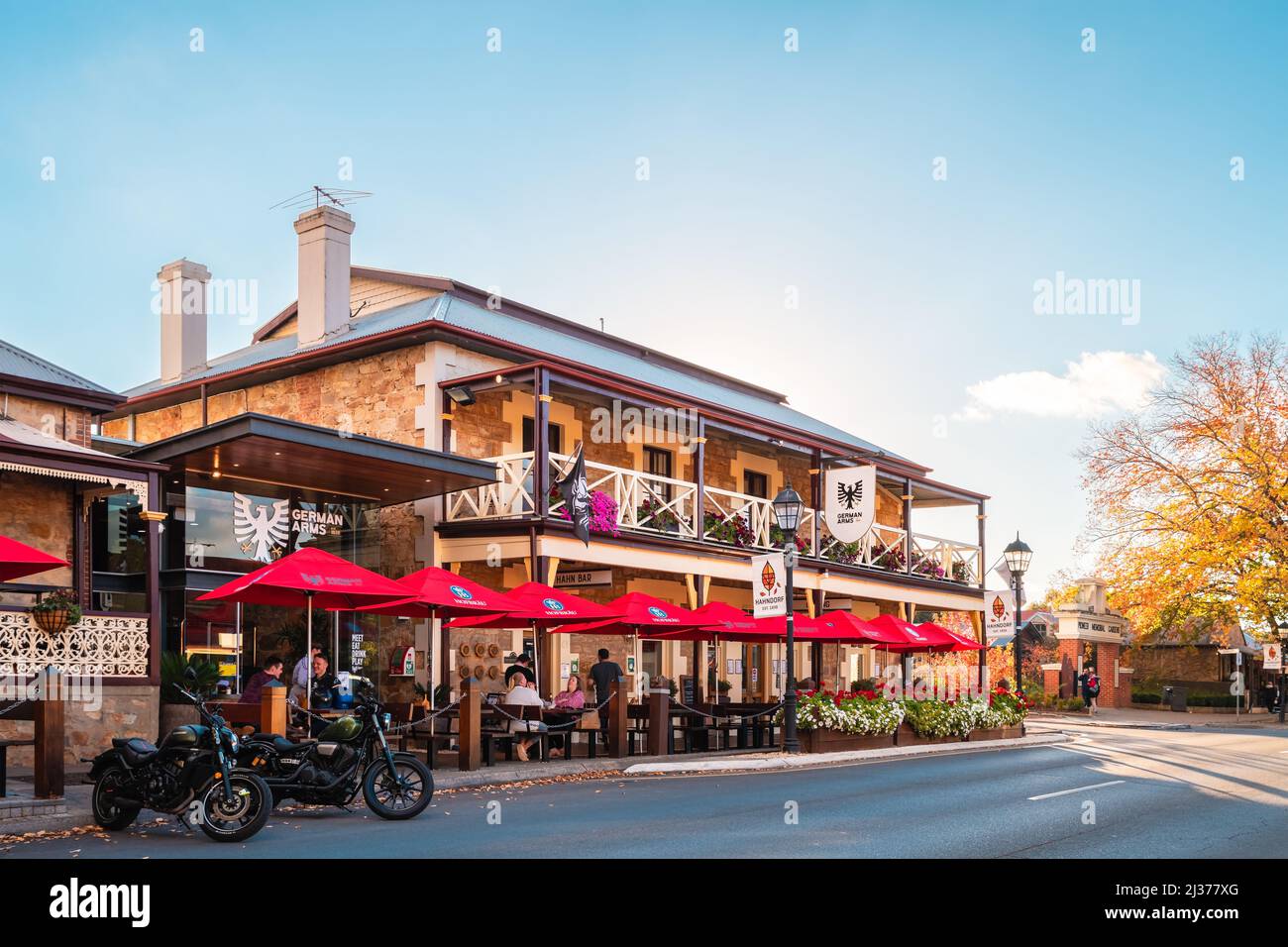 Hahndorf, Adelaide Hills, Südaustralien - 27. April 2021: German Arms Hotel und Pub mit Leuten, die auf der Veranda aus der Hauptstr. Zu Abend essen Stockfoto