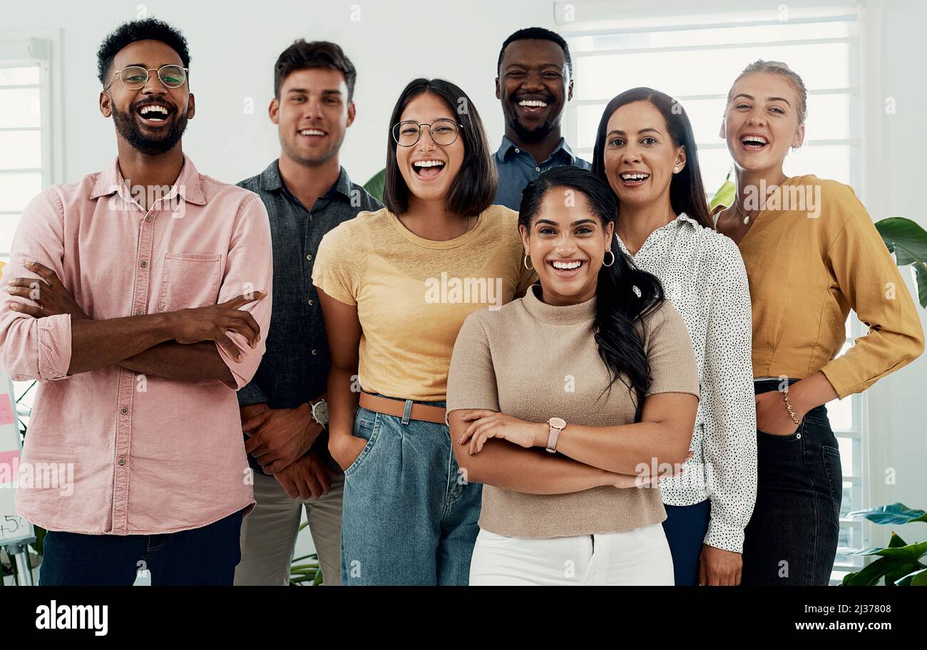 Sie wünschen sich nicht, dass Sie Teil dieses Teams wären. Beschnittenes Porträt einer vielfältigen Gruppe von Geschäftsleuten, die nach einer erfolgreichen Diskussion im zusammenstehen Stockfoto
