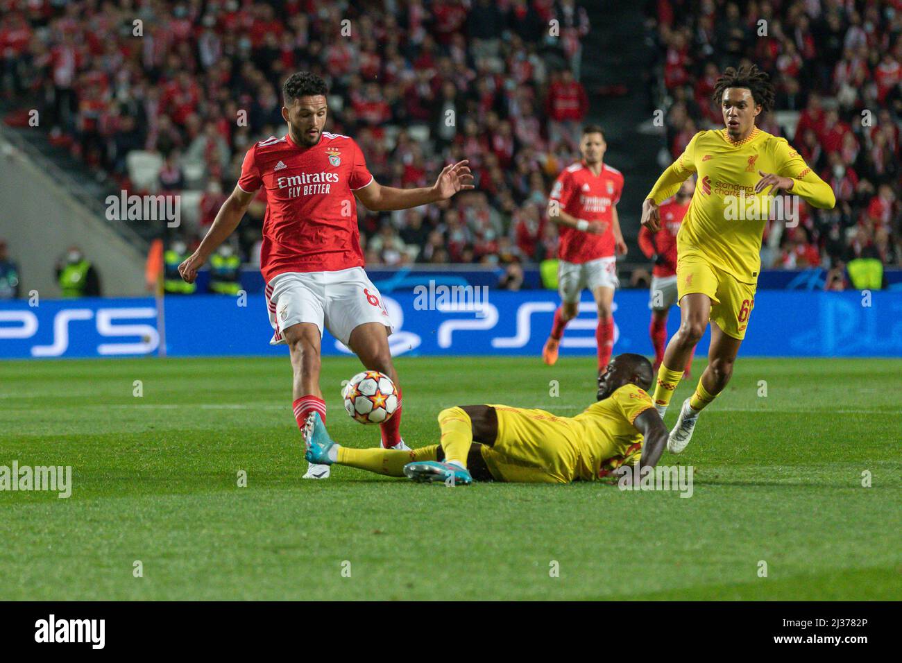 Lissabon, Portugal. 05. April 2022. Benficas Stürmer aus Portugal Goncalo Ramos (88) und Liverpools Verteidiger aus Frankreich Ibrahima Konate (5) in Aktion während des Spiels der Endrunde der UEFA Champions League 1., Benfica gegen Liverpool Credit: Alexandre de Sousa/Alamy Live News Stockfoto