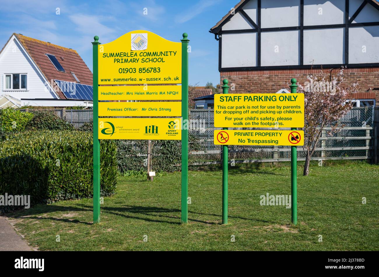 Willkommensschild und Schild mit Parkplatzschutz am Eingang zur Summerlea Community Primary School in Rustington, West Sussex, England, Großbritannien. Stockfoto