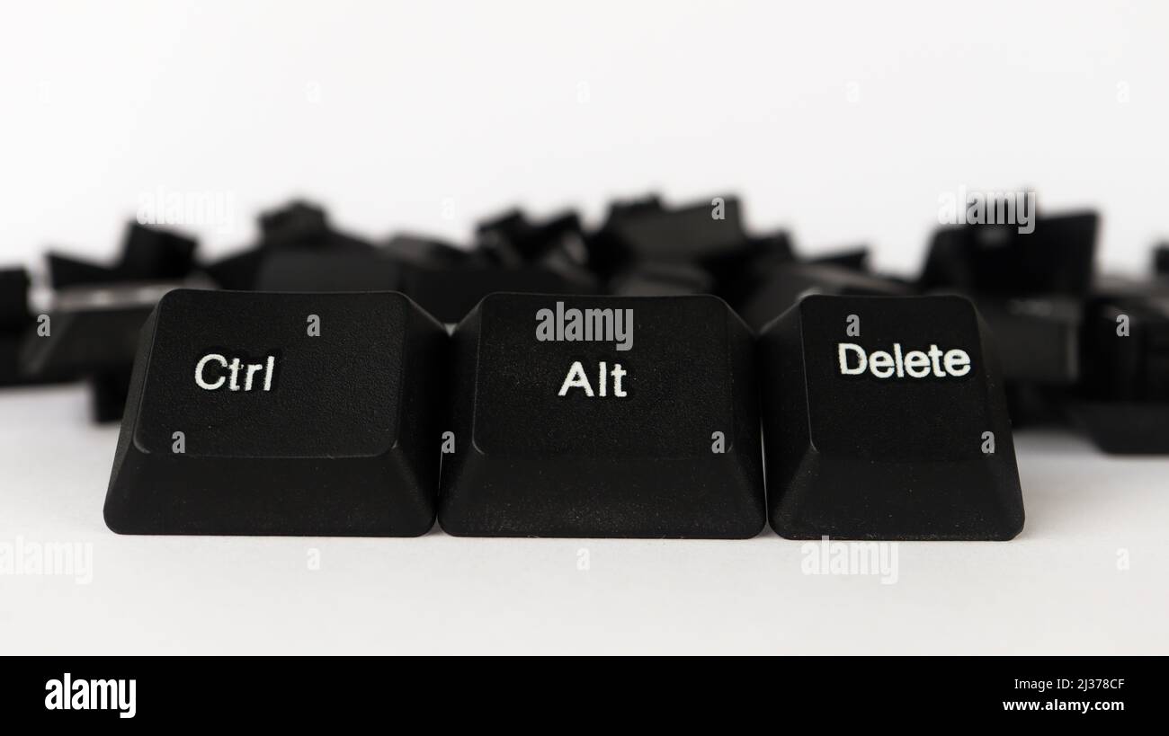 Strg Alt Text löschen, der mit isolierten Tastaturtasten auf weißem Hintergrund erstellt wurde, weiße Tastenkombination auf schwarzer Tastatur, Draufsicht Stockfoto