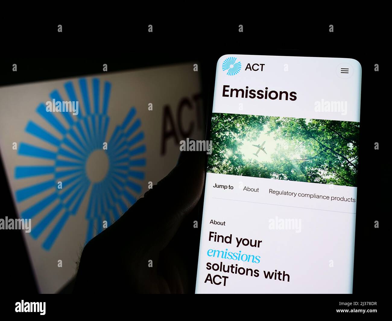 Person, die Mobiltelefon mit der Webseite des niederländischen Unternehmens ACT Commodities Group BV auf dem Bildschirm vor dem Logo hält. Konzentrieren Sie sich auf die Mitte des Telefondisplays. Stockfoto