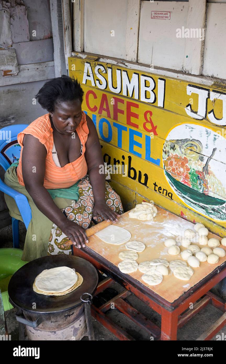 KENIA, Nairobi, Mathare Slum, Frau Rollen und backen und verkaufen Fladenbrot Chapathis aus Weizenmehl, Lebensmittelpreise steigen aufgrund steigender Weizenpreise / KENIA, Nairobi, Stadtteil Mathare, Slum, Frau bäckt und verkauft Fladenbrot Chapathis aus Weizenmehl Stockfoto