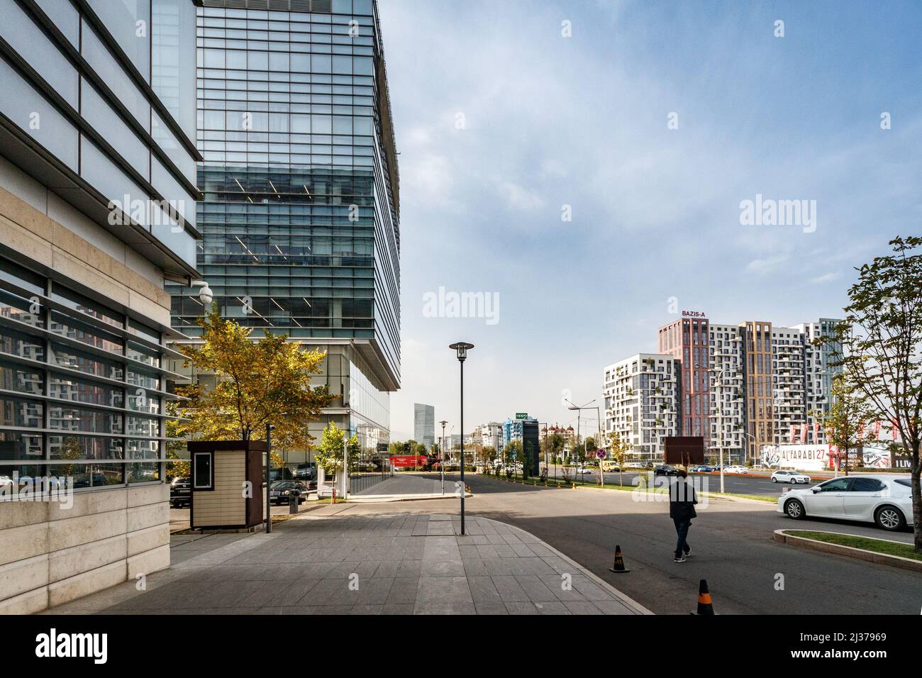 Neues Geschäftsviertel der Stadt Almaty mit Wohnkomplexen und Geschäftszentren in der Al Farabi Straße. Almaty, Kasachstan - 20. September 2021 Stockfoto