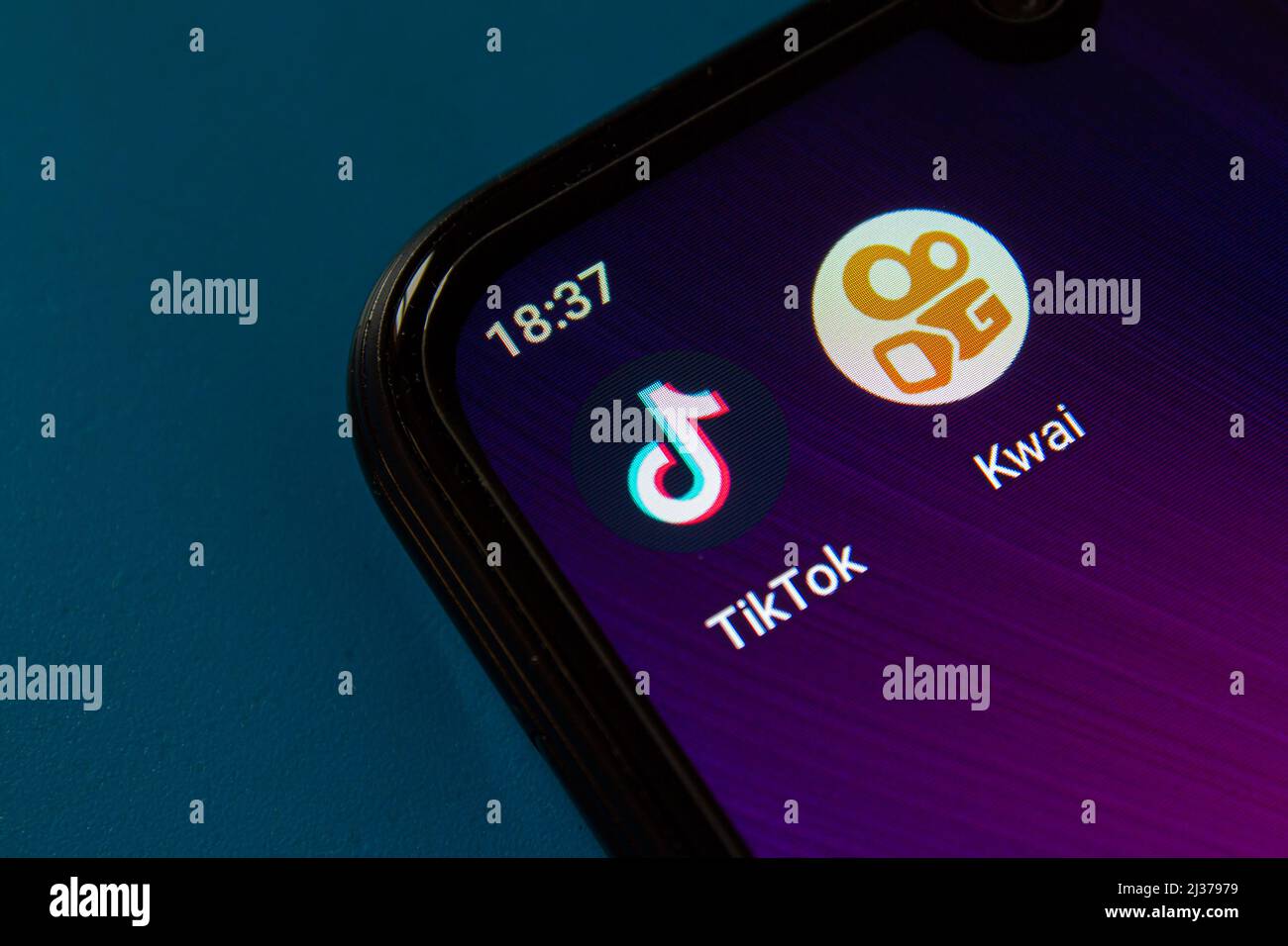 Anwendungssymbole von TikTok und Kwai auf dem Smartphone-Bildschirm. Beliebte Social-Media-Apps. Afyonkarahisar, Türkei - 5. April 2022. Stockfoto