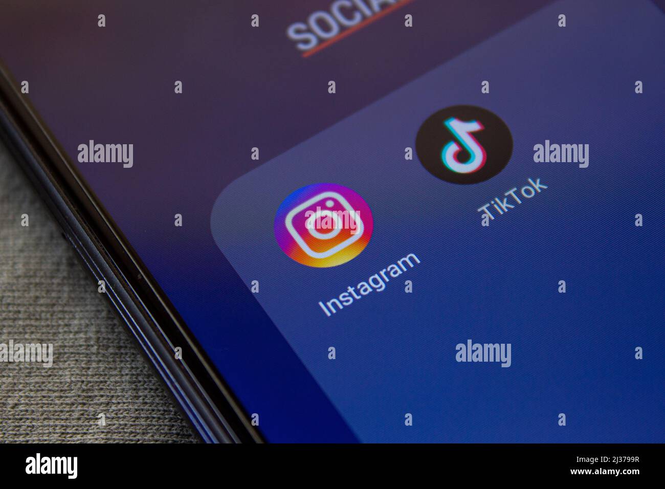 Instagram- und TikTok-Anwendungssymbol auf dem Smartphone-Bildschirm. Beliebte Social-Media-Apps. Afyonkarahisar, Türkei - 4. April 2022. Stockfoto