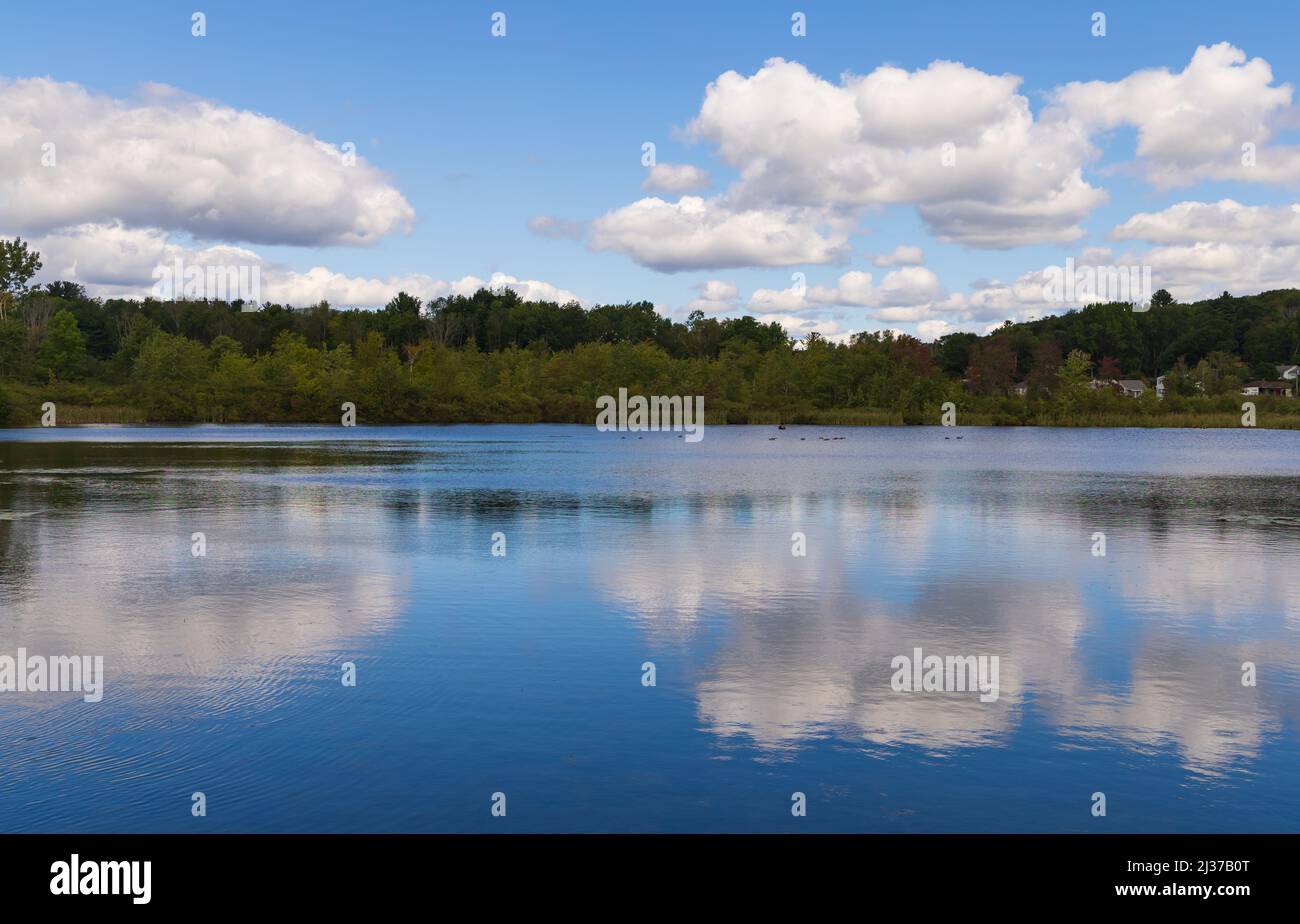 Wunderschöne Wolken über einem Teich in der Grafschaft von Bekshire, Massachusetts Stockfoto