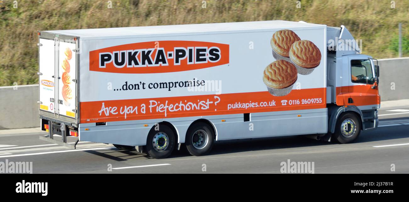Grafiken auf der Seiten- und Rückansicht des LKW-Lieferkettenfahrzeugs mit starrem Chassis und Fahrerhaus mit Werbung für das Geschäft der Lebensmittelmarke Pukka-Pies, das auf der Straße in Großbritannien unterwegs ist Stockfoto