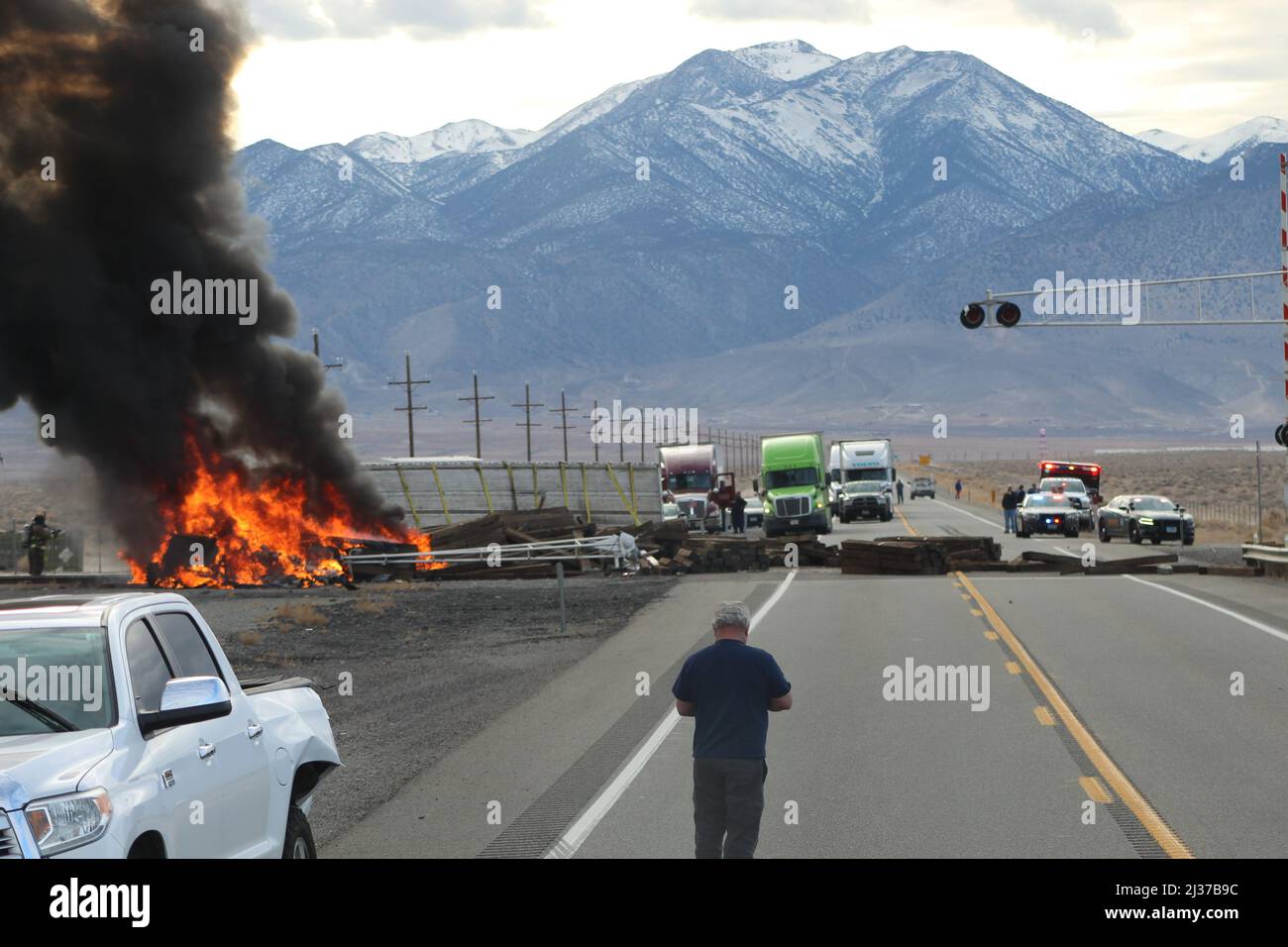 LKW-Unfall auf Eisenbahnschienen außerhalb der Hawthorne Nevada Road verstreute Eisenbahnbinder blockieren die Straße. Stockfoto