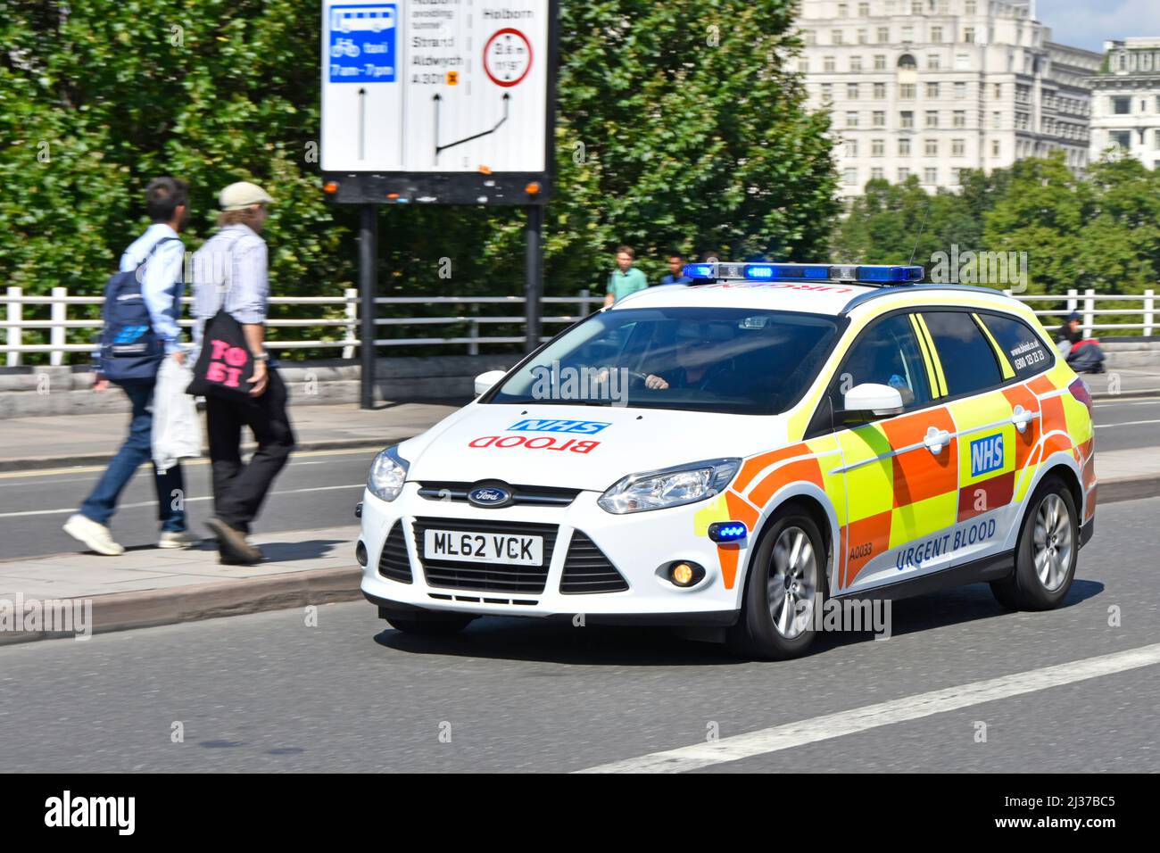 Dringende NHS-Blutabgabe in weißem Ford-Auto mit Battenberg-reflektierenden Markierungen, die auf blauen Lichtern auf der Waterloo Bridge London England mit Geschwindigkeit fahren Stockfoto